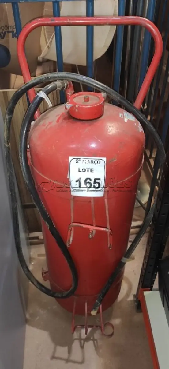 LOTE 165 - 01 EXTINTOR DE INCÊNDIO COM CARGA D’AGUA. (NO ESTADO) ATENÇÃO! FAZER A VISITAÇÃO ANTES DE ARREMATAR, NÃO SABEMOS SE FUNCIONA, LEILÃO NÃO TEM GARANTIA E NEM DEVOLUÇÃO, SUJEITO A POSSÍVEIS AVARIAS VISÍVEIS/OCULTAS E/OU AUSÊNCIA DE COMPONENTES.