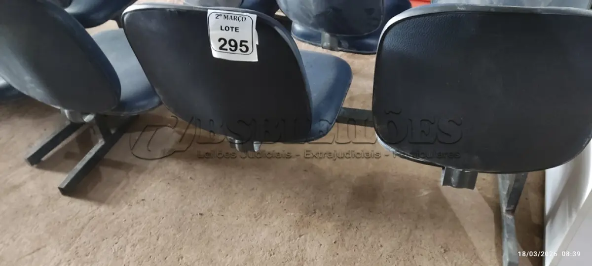 LOTE 295 - 01 CADEIRA TIPO LONGARINA COM 03 LUGARES NA COR AZUL. (NO ESTADO) ATENÇÃO! FAZER A VISITAÇÃO ANTES DE ARREMATAR, NÃO SABEMOS SE FUNCIONA, LEILÃO NÃO TEM GARANTIA E NEM DEVOLUÇÃO, SUJEITO A POSSÍVEIS AVARIAS VISÍVEIS/OCULTAS E/OU AUSÊNCIA DE COMPONENTES.