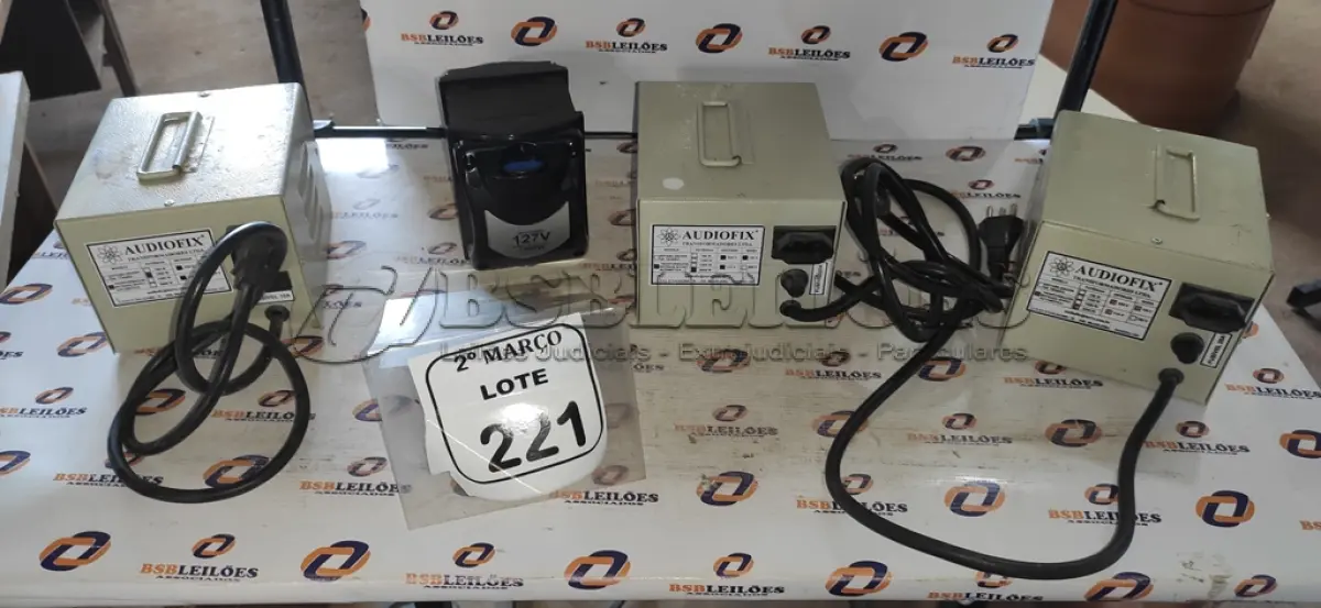 LOTE 221 - 04 TRANSFORMADORES DE ENERGIA. (NO ESTADO) ATENÇÃO! FAZER A VISITAÇÃO ANTES DE ARREMATAR, NÃO SABEMOS SE FUNCIONA, LEILÃO NÃO TEM GARANTIA E NEM DEVOLUÇÃO, SUJEITO A POSSÍVEIS AVARIAS VISÍVEIS/OCULTAS E/OU AUSÊNCIA DE COMPONENTES.