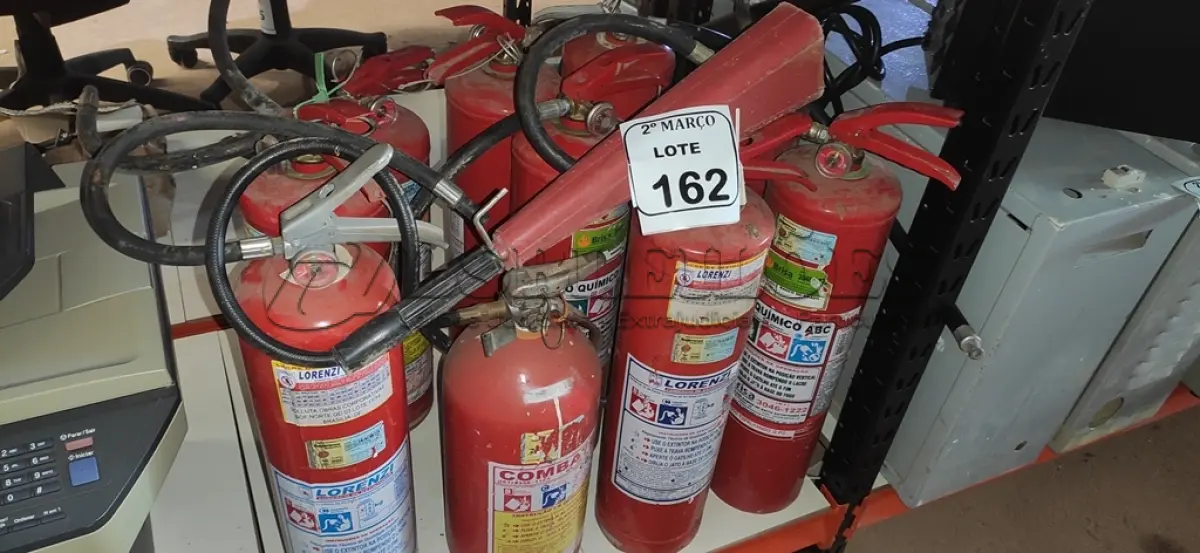 LOTE 162 - 10 EXTINTORES DE INCÊNDIO. (NO ESTADO) ATENÇÃO! FAZER A VISITAÇÃO ANTES DE ARREMATAR, NÃO SABEMOS SE FUNCIONA, LEILÃO NÃO TEM GARANTIA E NEM DEVOLUÇÃO, SUJEITO A POSSÍVEIS AVARIAS VISÍVEIS/OCULTAS E/OU AUSÊNCIA DE COMPONENTES.