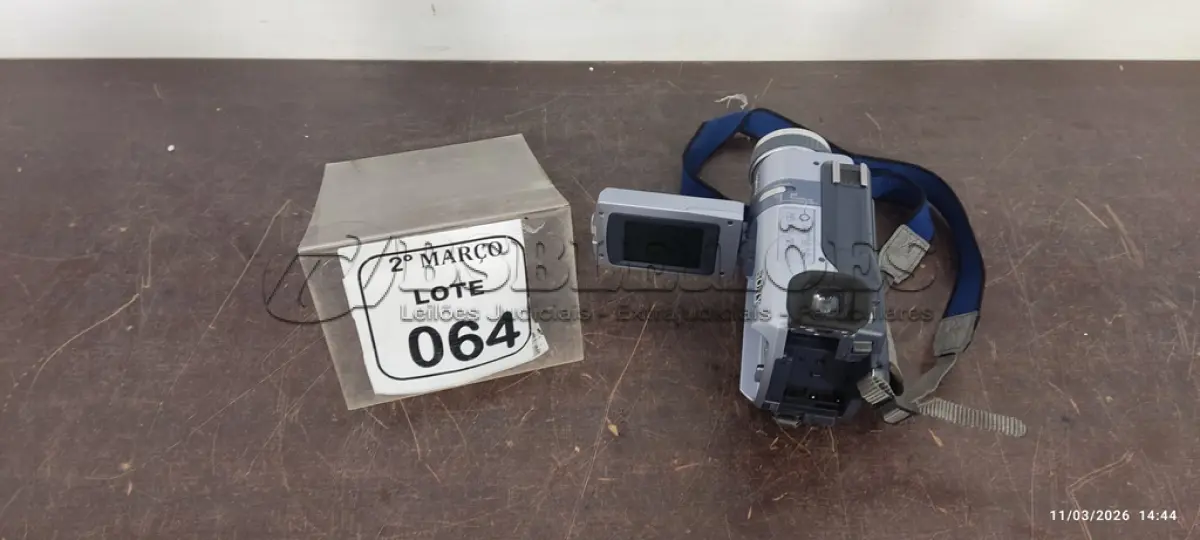 LOTE 064 - 01 FILMADORA MODELO DCR-TRV240 MARCA SONY. (NO ESTADO) ATENÇÃO! FAZER A VISITAÇÃO ANTES DE ARREMATAR, NÃO SABEMOS SE FUNCIONA, LEILÃO NÃO TEM GARANTIA E NEM DEVOLUÇÃO, SUJEITO A POSSÍVEIS AVARIAS VISÍVEIS/OCULTAS E/OU AUSÊNCIA DE COMPONENTES.