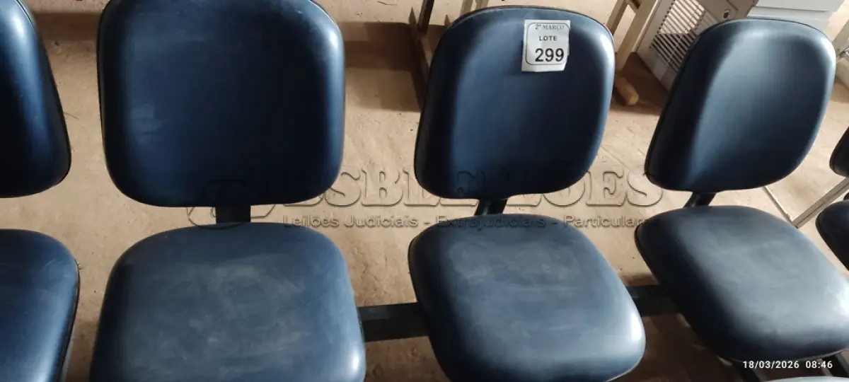 LOTE 299 - 01 CADEIRA TIPO LONGARINA COM 03 LUGARES NA COR AZUL. (NO ESTADO) ATENÇÃO! FAZER A VISITAÇÃO ANTES DE ARREMATAR, NÃO SABEMOS SE FUNCIONA, LEILÃO NÃO TEM GARANTIA E NEM DEVOLUÇÃO, SUJEITO A POSSÍVEIS AVARIAS VISÍVEIS/OCULTAS E/OU AUSÊNCIA DE COMPONENTES.