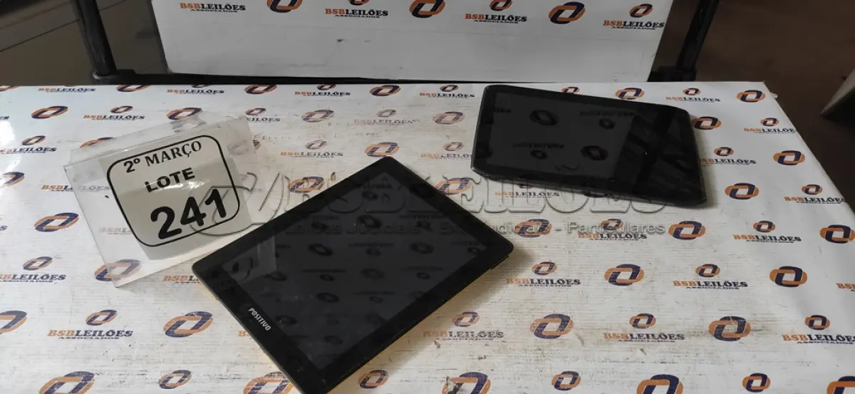 LOTE 241 - 02 TABLETS MARCAS MOTOROLA E POSITIVO. (NO ESTADO) ATENÇÃO! FAZER A VISITAÇÃO ANTES DE ARREMATAR, NÃO SABEMOS SE FUNCIONA, LEILÃO NÃO TEM GARANTIA E NEM DEVOLUÇÃO, SUJEITO A POSSÍVEIS AVARIAS VISÍVEIS/OCULTAS E/OU AUSÊNCIA DE COMPONENTES.