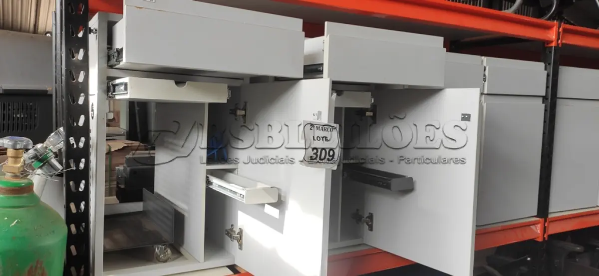 LOTE 309 - 02 ARMÁRIOS PARA CPU COM 01 PORTA E 01 GAVETA. (NO ESTADO) ATENÇÃO! FAZER A VISITAÇÃO ANTES DE ARREMATAR, NÃO SABEMOS SE FUNCIONA, LEILÃO NÃO TEM GARANTIA E NEM DEVOLUÇÃO, SUJEITO A POSSÍVEIS AVARIAS VISÍVEIS/OCULTAS E/OU AUSÊNCIA DE COMPONENTES.
