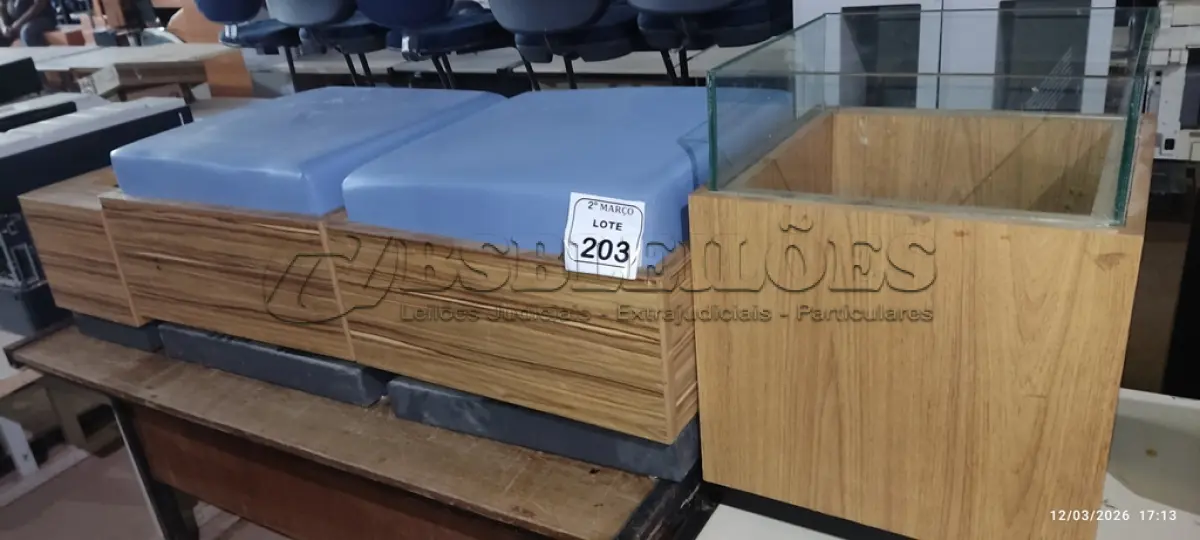 LOTE 203 - 01 SOFÁ SEM ENCOSTO DE 02 LUGARES COM ESTRUTURA EM MADEIRA E METAL COM ESTOFADO NA COR AZUL E 01 SUPORTE PARA VASOS EM MADEIRA E VIDRO COM RODINHAS. (NO ESTADO) ATENÇÃO! FAZER A VISITAÇÃO ANTES DE ARREMATAR, NÃO SABEMOS SE FUNCIONA, LEILÃO NÃO TEM GARANTIA E NEM DEVOLUÇÃO, SUJEITO A POSSÍVEIS AVARIAS VISÍVEIS/OCULTAS E/OU AUSÊNCIA DE COMPONENTES.