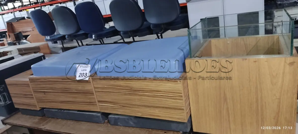LOTE 203 - 01 SOFÁ SEM ENCOSTO DE 02 LUGARES COM ESTRUTURA EM MADEIRA E METAL COM ESTOFADO NA COR AZUL E 01 SUPORTE PARA VASOS EM MADEIRA E VIDRO COM RODINHAS. (NO ESTADO) ATENÇÃO! FAZER A VISITAÇÃO ANTES DE ARREMATAR, NÃO SABEMOS SE FUNCIONA, LEILÃO NÃO TEM GARANTIA E NEM DEVOLUÇÃO, SUJEITO A POSSÍVEIS AVARIAS VISÍVEIS/OCULTAS E/OU AUSÊNCIA DE COMPONENTES.