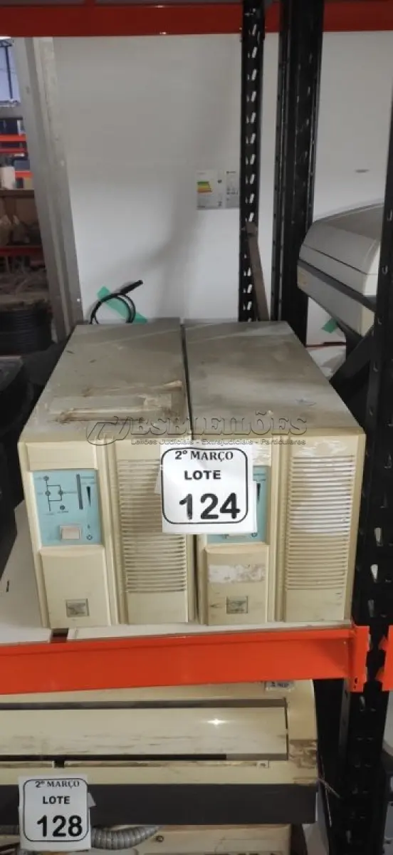 LOTE 124 - 02 NOBREAKS DE 2000VA MARCA TECTRONIC. (NO ESTADO) ATENÇÃO! FAZER A VISITAÇÃO ANTES DE ARREMATAR, NÃO SABEMOS SE FUNCIONA, LEILÃO NÃO TEM GARANTIA E NEM DEVOLUÇÃO, SUJEITO A POSSÍVEIS AVARIAS VISÍVEIS/OCULTAS E/OU AUSÊNCIA DE COMPONENTES.
