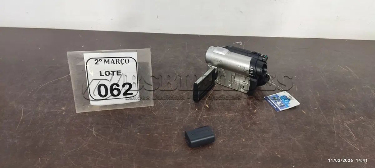LOTE 062 - 01 FILMADORA MODELO HANDYCAM MARCA SONY. (NO ESTADO) ATENÇÃO! FAZER A VISITAÇÃO ANTES DE ARREMATAR, NÃO SABEMOS SE FUNCIONA, LEILÃO NÃO TEM GARANTIA E NEM DEVOLUÇÃO, SUJEITO A POSSÍVEIS AVARIAS VISÍVEIS/OCULTAS E/OU AUSÊNCIA DE COMPONENTES.