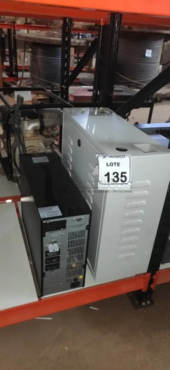 LOTE 135 - 01 BANCO DE BATERIAS VAZIO E 01 NOBREAK DE 1684 VA MARCA SMS. (NO ESTADO) ATENÇÃO! FAZER A VISITAÇÃO ANTES DE ARREMATAR, NÃO SABEMOS SE FUNCIONA, LEILÃO NÃO TEM GARANTIA E NEM DEVOLUÇÃO, SUJEITO A POSSÍVEIS AVARIAS VISÍVEIS/OCULTAS E/OU AUSÊNCIA DE COMPONENTES.
