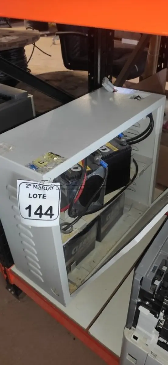 LOTE 144 - 01 BANCO DE BATERIAS COM 04 BATERIAS. (NO ESTADO) ATENÇÃO! FAZER A VISITAÇÃO ANTES DE ARREMATAR, NÃO SABEMOS SE FUNCIONA, LEILÃO NÃO TEM GARANTIA E NEM DEVOLUÇÃO, SUJEITO A POSSÍVEIS AVARIAS VISÍVEIS/OCULTAS E/OU AUSÊNCIA DE COMPONENTES.