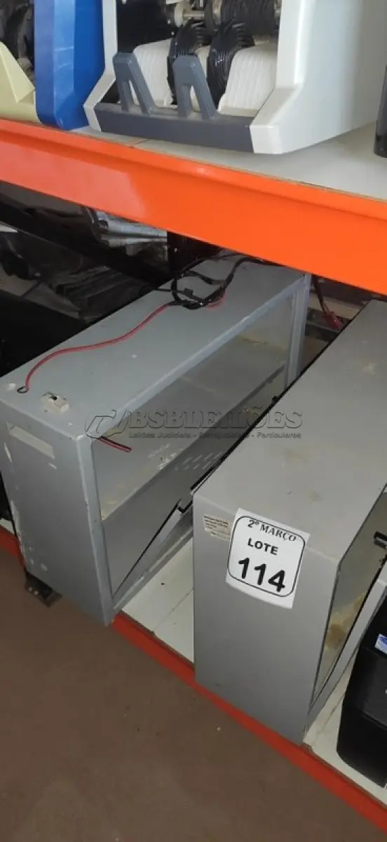 LOTE 114 - 02 BANCOS DE BATERIA VAZIOS. (NO ESTADO) ATENÇÃO! FAZER A VISITAÇÃO ANTES DE ARREMATAR, NÃO SABEMOS SE FUNCIONA, LEILÃO NÃO TEM GARANTIA E NEM DEVOLUÇÃO, SUJEITO A POSSÍVEIS AVARIAS VISÍVEIS/OCULTAS E/OU AUSÊNCIA DE COMPONENTES.