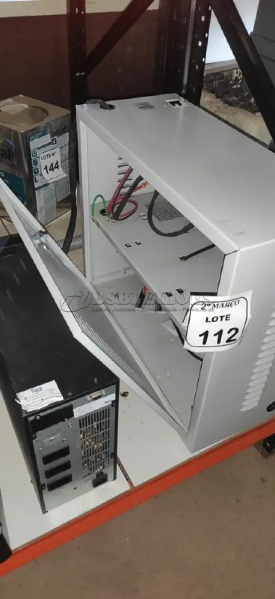 LOTE 112 - 01 BANCO DE BATERIAS VAZIO E 01 NOBREAK DE 2KVA. (NO ESTADO) ATENÇÃO! FAZER A VISITAÇÃO ANTES DE ARREMATAR, NÃO SABEMOS SE FUNCIONA, LEILÃO NÃO TEM GARANTIA E NEM DEVOLUÇÃO, SUJEITO A POSSÍVEIS AVARIAS VISÍVEIS/OCULTAS E/OU AUSÊNCIA DE COMPONENTES.