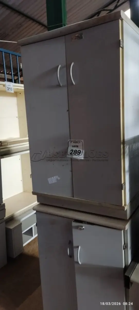 LOTE 289 - 02 ARMÁRIOS BAIXOS DE 02 PORTAS CADA COM ABERTURA NA PARTE SUPERIOR. (NO ESTADO) ATENÇÃO! FAZER A VISITAÇÃO ANTES DE ARREMATAR, NÃO SABEMOS SE FUNCIONA, LEILÃO NÃO TEM GARANTIA E NEM DEVOLUÇÃO, SUJEITO A POSSÍVEIS AVARIAS VISÍVEIS/OCULTAS E/OU AUSÊNCIA DE COMPONENTES.