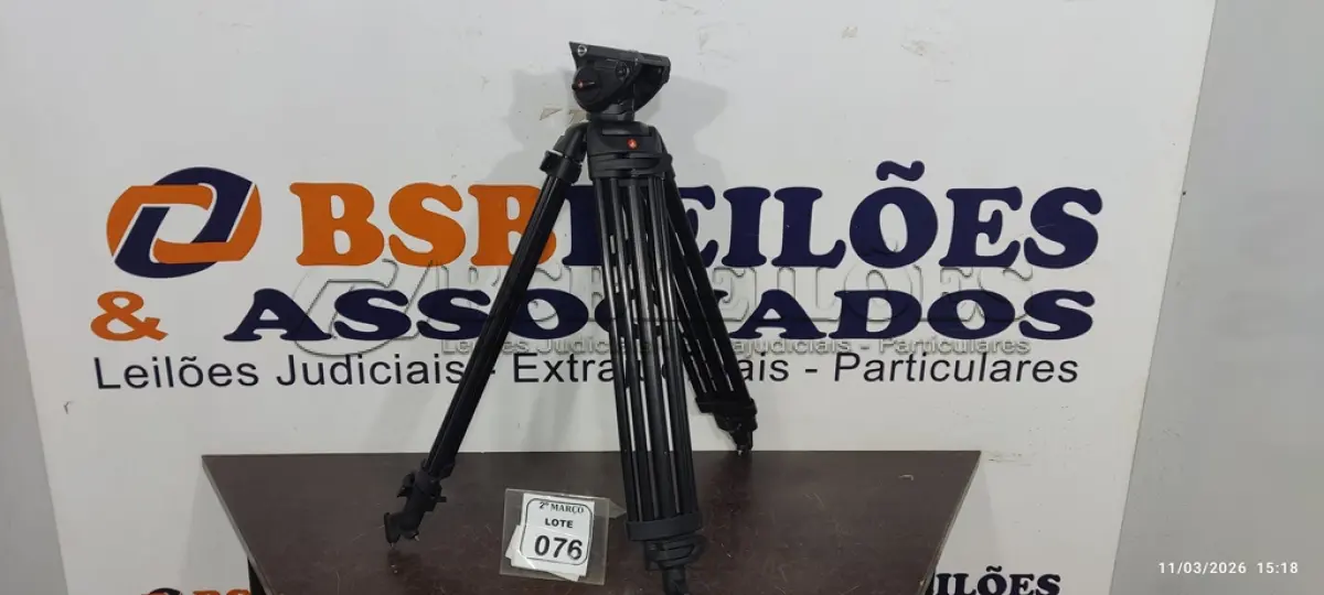 LOTE 076 - 01 TRIPÉ PARA CÂMERAS. (NO ESTADO) ATENÇÃO! FAZER A VISITAÇÃO ANTES DE ARREMATAR, NÃO SABEMOS SE FUNCIONA, LEILÃO NÃO TEM GARANTIA E NEM DEVOLUÇÃO, SUJEITO A POSSÍVEIS AVARIAS VISÍVEIS/OCULTAS E/OU AUSÊNCIA DE COMPONENTES.
