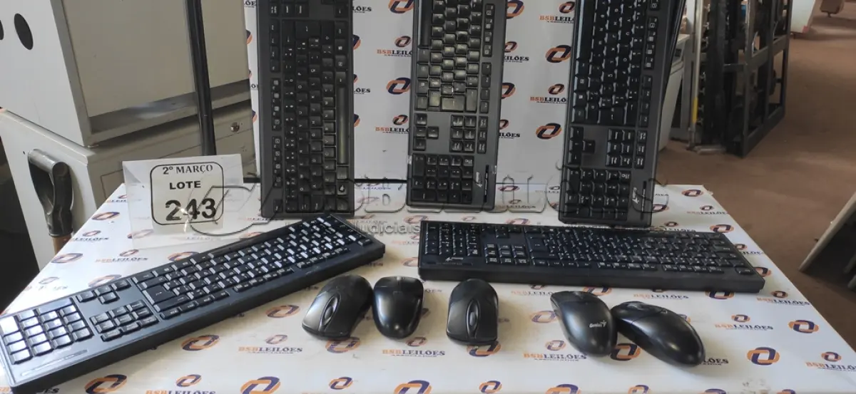 LOTE 243 - 05 TECLADOS E 05 MOUSES SEM FIO MARCA GENIUS. (NO ESTADO) ATENÇÃO! FAZER A VISITAÇÃO ANTES DE ARREMATAR, NÃO SABEMOS SE FUNCIONA, LEILÃO NÃO TEM GARANTIA E NEM DEVOLUÇÃO, SUJEITO A POSSÍVEIS AVARIAS VISÍVEIS/OCULTAS E/OU AUSÊNCIA DE COMPONENTES.