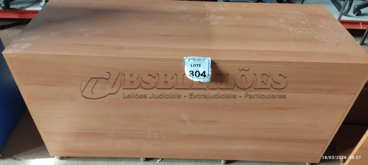 LOTE 304 - 01 ARMÁRIO BAIXO DE MADEIRA COM 07 GAVETAS. (NO ESTADO) ATENÇÃO! FAZER A VISITAÇÃO ANTES DE ARREMATAR, NÃO SABEMOS SE FUNCIONA, LEILÃO NÃO TEM GARANTIA E NEM DEVOLUÇÃO, SUJEITO A POSSÍVEIS AVARIAS VISÍVEIS/OCULTAS E/OU AUSÊNCIA DE COMPONENTES.