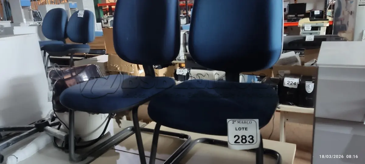 LOTE 283 - 02 CADEIRAS DE ESCRITÓRIO COM PÉS FIXOS NA COR AZUL. (NO ESTADO) ATENÇÃO! FAZER A VISITAÇÃO ANTES DE ARREMATAR, NÃO SABEMOS SE FUNCIONA, LEILÃO NÃO TEM GARANTIA E NEM DEVOLUÇÃO, SUJEITO A POSSÍVEIS AVARIAS VISÍVEIS/OCULTAS E/OU AUSÊNCIA DE COMPONENTES.