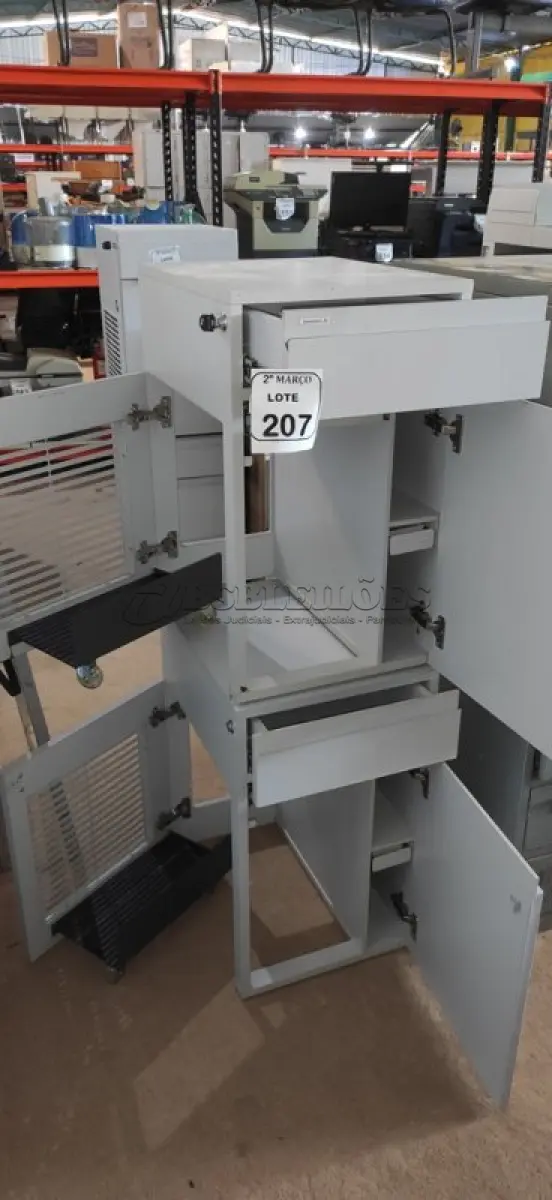 LOTE 207 - 02 ARMÁRIOS PARA CPU COM 01 PORTA E 01 GAVETA. (NO ESTADO) ATENÇÃO! FAZER A VISITAÇÃO ANTES DE ARREMATAR, NÃO SABEMOS SE FUNCIONA, LEILÃO NÃO TEM GARANTIA E NEM DEVOLUÇÃO, SUJEITO A POSSÍVEIS AVARIAS VISÍVEIS/OCULTAS E/OU AUSÊNCIA DE COMPONENTES.