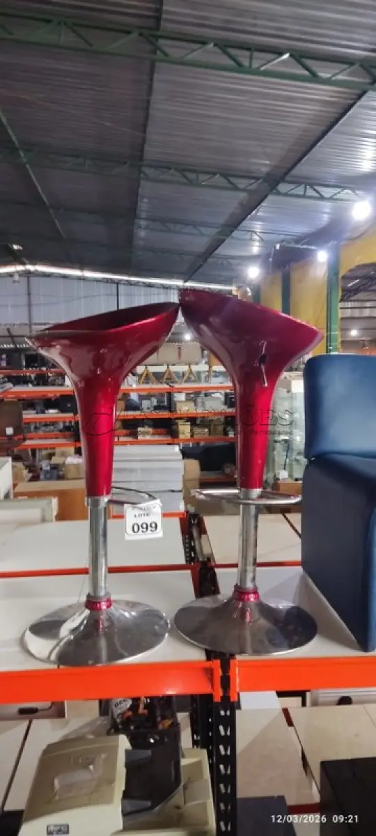 LOTE 099 - 02 BANQUETAS TULIPA COM ASSENTO EM ABS VERMELHO E BASE CROMADA. (NO ESTADO) ATENÇÃO! FAZER A VISITAÇÃO ANTES DE ARREMATAR, NÃO SABEMOS SE FUNCIONA, LEILÃO NÃO TEM GARANTIA E NEM DEVOLUÇÃO, SUJEITO A POSSÍVEIS AVARIAS VISÍVEIS/OCULTAS E/OU AUSÊNCIA DE COMPONENTES.