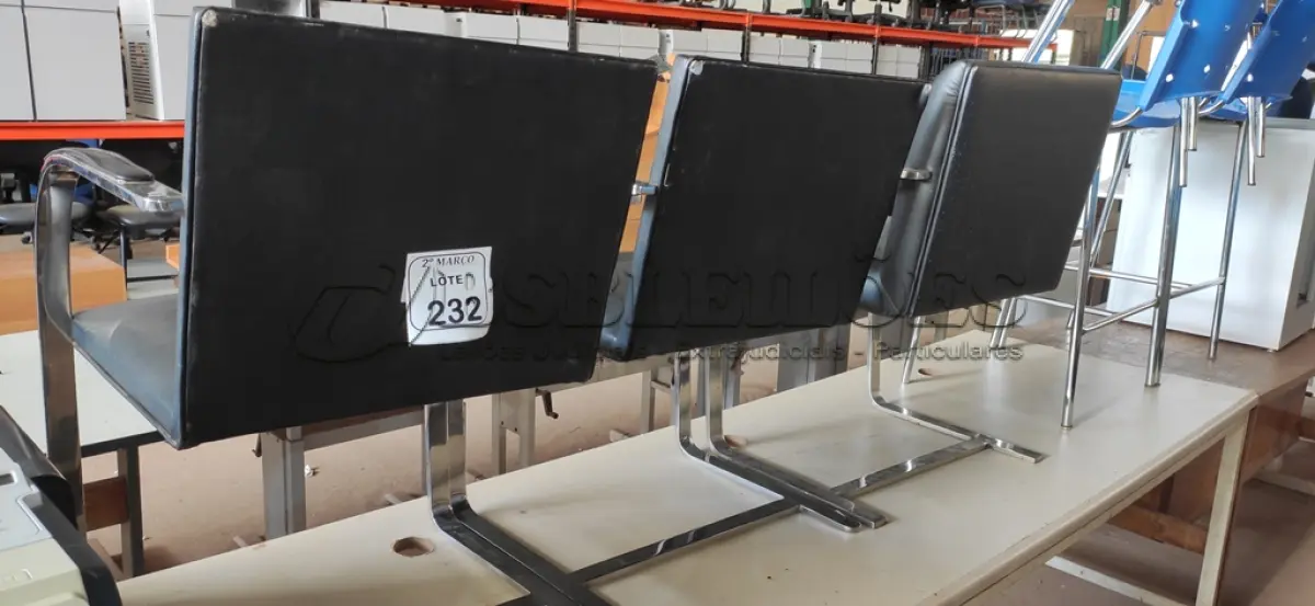 LOTE 232 - 03 CADEIRAS PÉS CROMADOS E ASSENTO ALMOFADADO NA COR PRETA. (NO ESTADO) ATENÇÃO! FAZER A VISITAÇÃO ANTES DE ARREMATAR, NÃO SABEMOS SE FUNCIONA, LEILÃO NÃO TEM GARANTIA E NEM DEVOLUÇÃO, SUJEITO A POSSÍVEIS AVARIAS VISÍVEIS/OCULTAS E/OU AUSÊNCIA DE COMPONENTES.