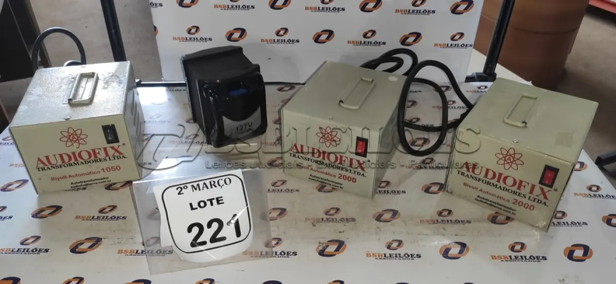 LOTE 221 - 04 TRANSFORMADORES DE ENERGIA. (NO ESTADO) ATENÇÃO! FAZER A VISITAÇÃO ANTES DE ARREMATAR, NÃO SABEMOS SE FUNCIONA, LEILÃO NÃO TEM GARANTIA E NEM DEVOLUÇÃO, SUJEITO A POSSÍVEIS AVARIAS VISÍVEIS/OCULTAS E/OU AUSÊNCIA DE COMPONENTES.