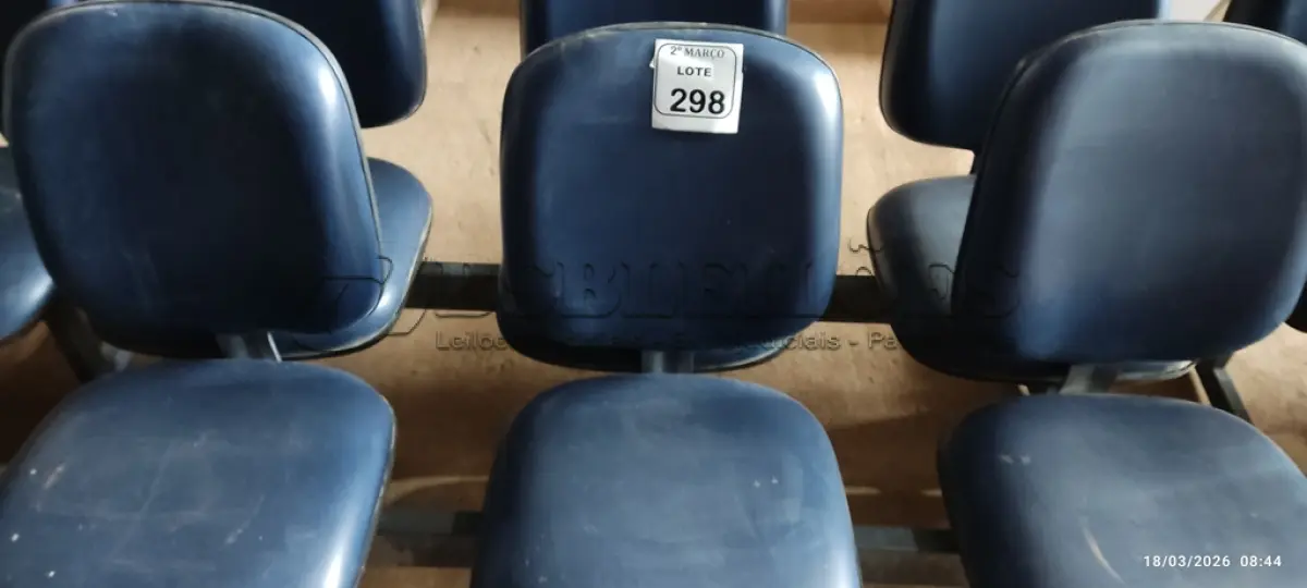 LOTE 297 - 01 CADEIRA TIPO LONGARINA COM 03 LUGARES NA COR AZUL. (NO ESTADO) ATENÇÃO! FAZER A VISITAÇÃO ANTES DE ARREMATAR, NÃO SABEMOS SE FUNCIONA, LEILÃO NÃO TEM GARANTIA E NEM DEVOLUÇÃO, SUJEITO A POSSÍVEIS AVARIAS VISÍVEIS/OCULTAS E/OU AUSÊNCIA DE COMPONENTES.