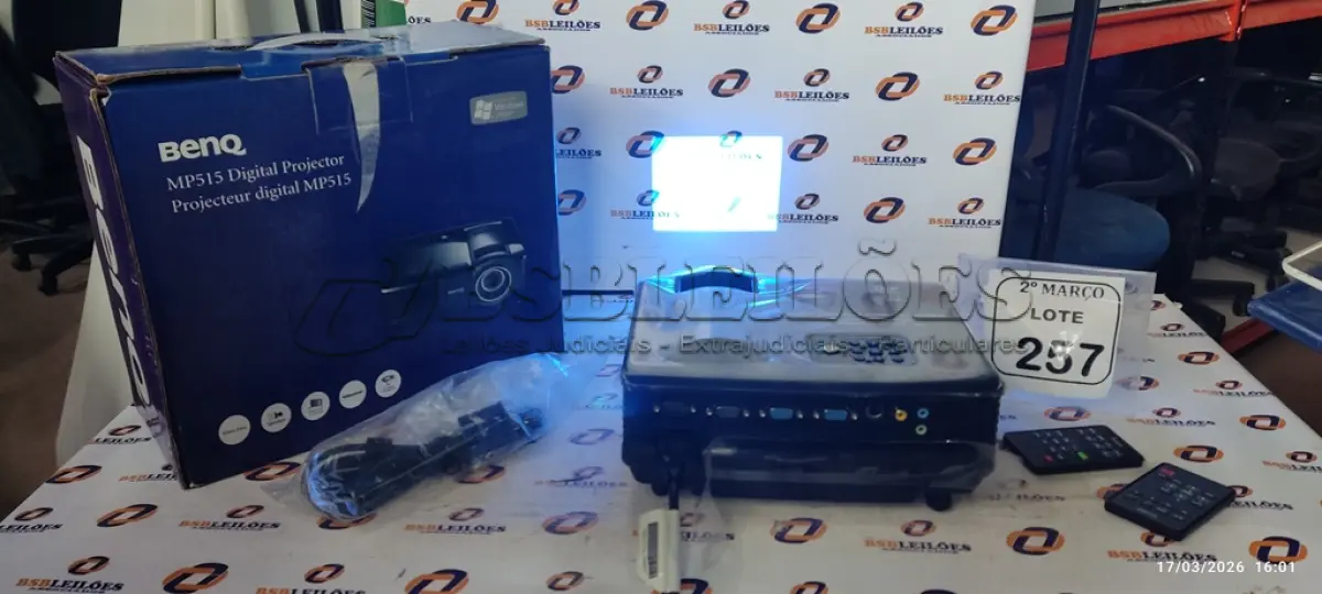 LOTE 257 - 01 PROJETOR MODELO MP515 MARCA BENQ. (NO ESTADO) ATENÇÃO! FAZER A VISITAÇÃO ANTES DE ARREMATAR, NÃO SABEMOS SE FUNCIONA, LEILÃO NÃO TEM GARANTIA E NEM DEVOLUÇÃO, SUJEITO A POSSÍVEIS AVARIAS VISÍVEIS/OCULTAS E/OU AUSÊNCIA DE COMPONENTES.