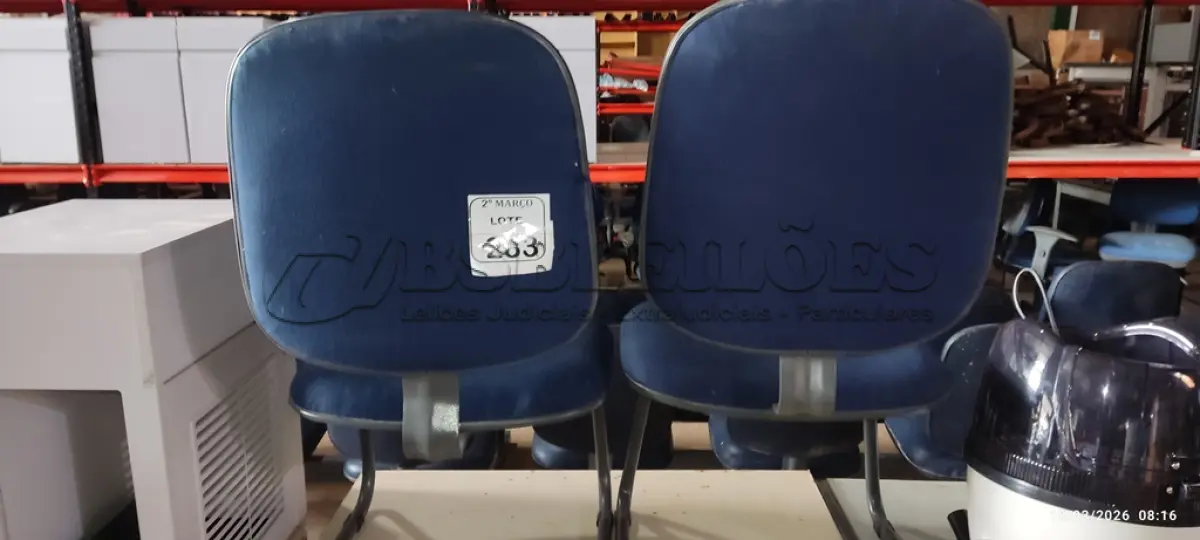 LOTE 283 - 02 CADEIRAS DE ESCRITÓRIO COM PÉS FIXOS NA COR AZUL. (NO ESTADO) ATENÇÃO! FAZER A VISITAÇÃO ANTES DE ARREMATAR, NÃO SABEMOS SE FUNCIONA, LEILÃO NÃO TEM GARANTIA E NEM DEVOLUÇÃO, SUJEITO A POSSÍVEIS AVARIAS VISÍVEIS/OCULTAS E/OU AUSÊNCIA DE COMPONENTES.