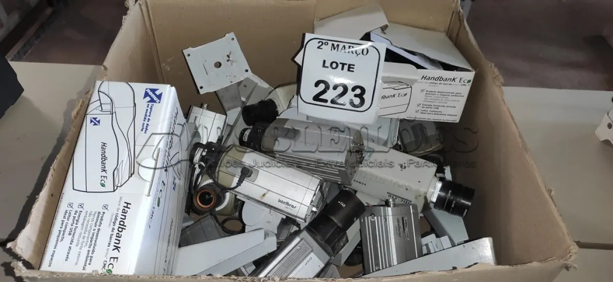 LOTE 223 - 01 CAIXA COM VÁRIAS CÂMERAS DE SEGURANÇA DE MARCA E MODELOS DIVERSOS E LEITORAS DE CÓDIGO DE BARRAS. (NO ESTADO) ATENÇÃO! FAZER A VISITAÇÃO ANTES DE ARREMATAR, NÃO SABEMOS SE FUNCIONA, LEILÃO NÃO TEM GARANTIA E NEM DEVOLUÇÃO, SUJEITO A POSSÍVEIS AVARIAS VISÍVEIS/OCULTAS E/OU AUSÊNCIA DE COMPONENTES.