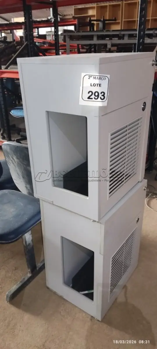 LOTE 293 - 02 ARMÁRIOS PARA CPU COM 01 PORTA E 01 GAVETA. (NO ESTADO) ATENÇÃO! FAZER A VISITAÇÃO ANTES DE ARREMATAR, NÃO SABEMOS SE FUNCIONA, LEILÃO NÃO TEM GARANTIA E NEM DEVOLUÇÃO, SUJEITO A POSSÍVEIS AVARIAS VISÍVEIS/OCULTAS E/OU AUSÊNCIA DE COMPONENTES.
