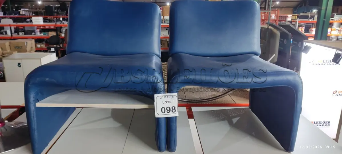 LOTE 098 - 02 POLTRONAS NA COR AZUL. (NO ESTADO) ATENÇÃO! FAZER A VISITAÇÃO ANTES DE ARREMATAR, NÃO SABEMOS SE FUNCIONA, LEILÃO NÃO TEM GARANTIA E NEM DEVOLUÇÃO, SUJEITO A POSSÍVEIS AVARIAS VISÍVEIS/OCULTAS E/OU AUSÊNCIA DE COMPONENTES.