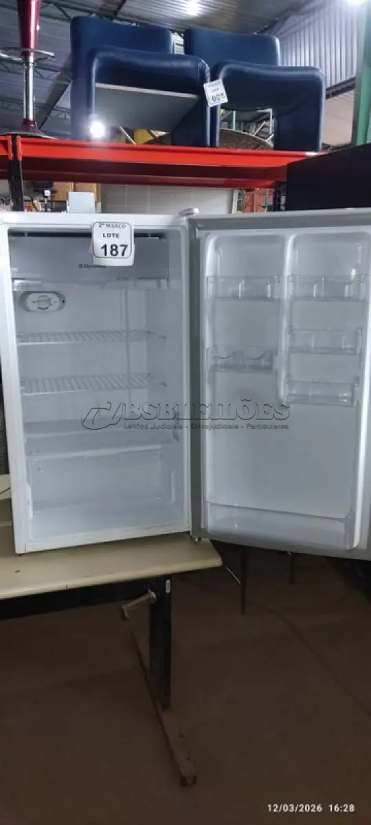 LOTE 187 - 01 FRIGOBAR 220V MARCA ELECTROLUX. (NO ESTADO) ATENÇÃO! FAZER A VISITAÇÃO ANTES DE ARREMATAR, NÃO SABEMOS SE FUNCIONA, LEILÃO NÃO TEM GARANTIA E NEM DEVOLUÇÃO, SUJEITO A POSSÍVEIS AVARIAS VISÍVEIS/OCULTAS E/OU AUSÊNCIA DE COMPONENTES.