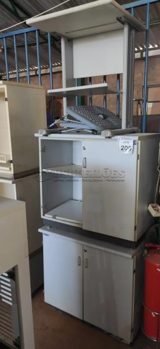 LOTE 209 - 02 ARMÁRIOS BAIXOS EM MADEIRA COM 03 PORTAS, 01 MESA PEQUENA EM FERRO E MADEIRA E 02 APOIOS PARA PÉS. (NO ESTADO) ATENÇÃO! FAZER A VISITAÇÃO ANTES DE ARREMATAR, NÃO SABEMOS SE FUNCIONA, LEILÃO NÃO TEM GARANTIA E NEM DEVOLUÇÃO, SUJEITO A POSSÍVEIS AVARIAS VISÍVEIS/OCULTAS E/OU AUSÊNCIA DE COMPONENTES.