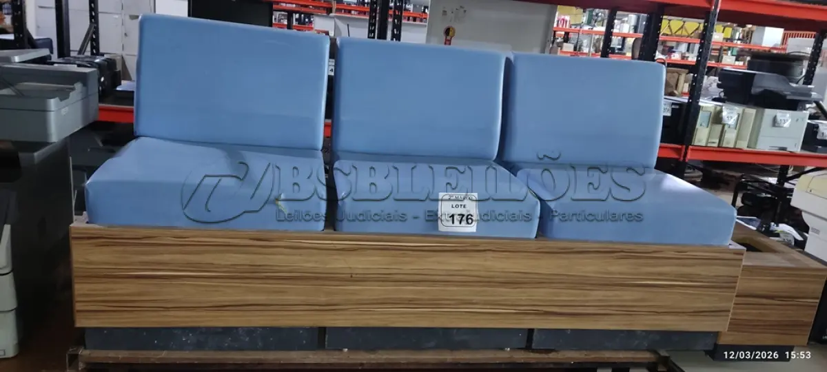 LOTE 176 - 01 SOFÁ DE 03 LUGARES COM ESTRUTURA EM MADEIRA E METAL COM ESTOFADO NA COR AZUL. (NO ESTADO) ATENÇÃO! FAZER A VISITAÇÃO ANTES DE ARREMATAR, NÃO SABEMOS SE FUNCIONA, LEILÃO NÃO TEM GARANTIA E NEM DEVOLUÇÃO, SUJEITO A POSSÍVEIS AVARIAS VISÍVEIS/OCULTAS E/OU AUSÊNCIA DE COMPONENTES.