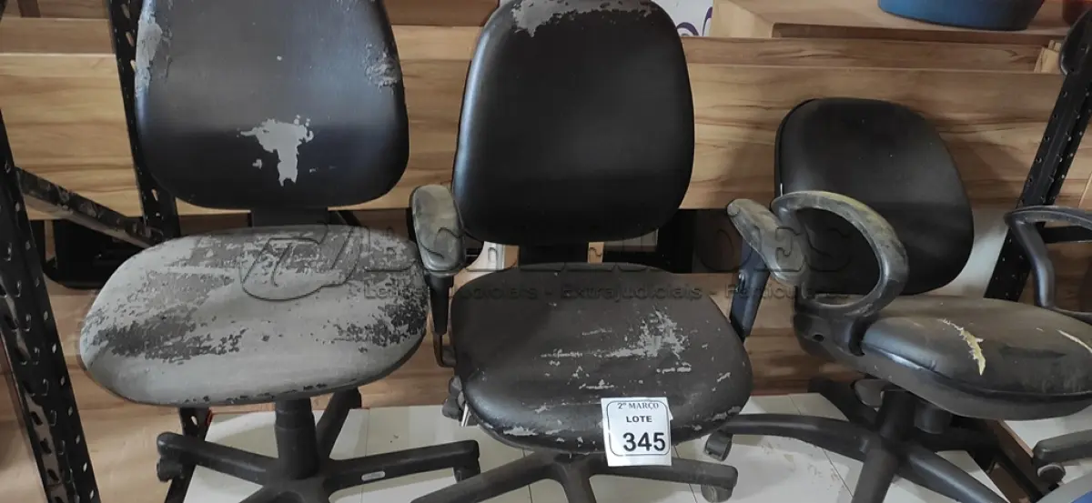 LOTE 345 - 03 CADEIRAS GIRATÓRIAS NA COR PRETA. (NO ESTADO) ATENÇÃO! FAZER A VISITAÇÃO ANTES DE ARREMATAR, NÃO SABEMOS SE FUNCIONA, LEILÃO NÃO TEM GARANTIA E NEM DEVOLUÇÃO, SUJEITO A POSSÍVEIS AVARIAS VISÍVEIS/OCULTAS E/OU AUSÊNCIA DE COMPONENTES.