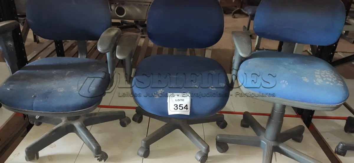LOTE 354 - 03 CADEIRAS GIRATÓRIAS NA COR AZUL. (NO ESTADO) ATENÇÃO! FAZER A VISITAÇÃO ANTES DE ARREMATAR, NÃO SABEMOS SE FUNCIONA, LEILÃO NÃO TEM GARANTIA E NEM DEVOLUÇÃO, SUJEITO A POSSÍVEIS AVARIAS VISÍVEIS/OCULTAS E/OU AUSÊNCIA DE COMPONENTES.