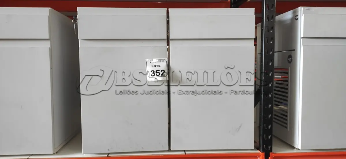 LOTE 352 - 02 ARMÁRIOS PARA CPU COM 01 PORTA E 01 GAVETA. (NO ESTADO) ATENÇÃO! FAZER A VISITAÇÃO ANTES DE ARREMATAR, NÃO SABEMOS SE FUNCIONA, LEILÃO NÃO TEM GARANTIA E NEM DEVOLUÇÃO, SUJEITO A POSSÍVEIS AVARIAS VISÍVEIS/OCULTAS E/OU AUSÊNCIA DE COMPONENTES.