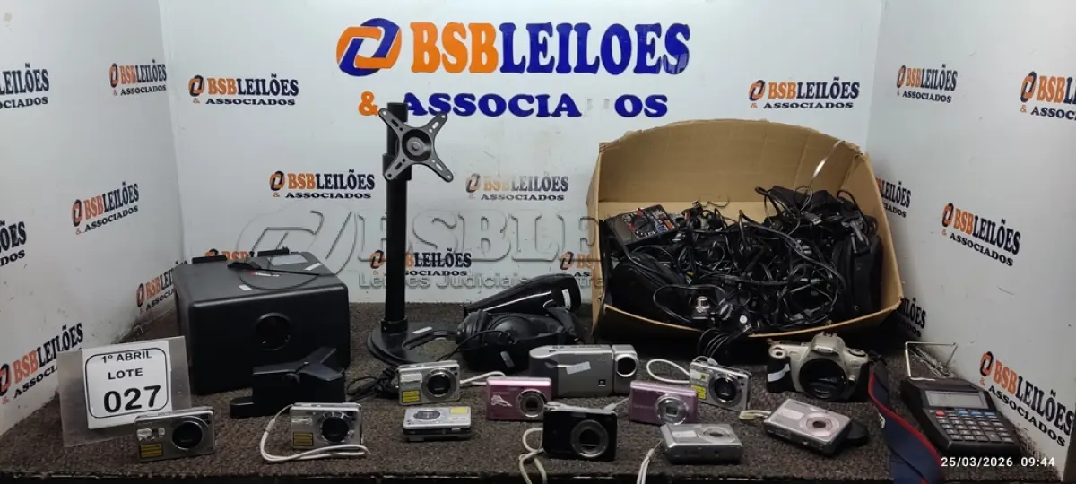 LOTE 027 - 01 CAIXA COM, 01 SISTEMA DE TRANSFERÊNCIA DE VÍDEO, VÁRIAS MÁQUINAS FOTOGRÁFICAS, SUPORTES PARA MONITOR, MULTÍMETRO, CARREGADORES DE BATERIA E CABOS DIVERSOS. (NO ESTADO) ATENÇÃO! FAZER A VISITAÇÃO ANTES DE ARREMATAR, NÃO SABEMOS SE FUNCIONA, LEILÃO NÃO TEM GARANTIA E NEM DEVOLUÇÃO, SUJEITO A POSSÍVEIS AVARIAS VISÍVEIS/OCULTAS E/OU AUSÊNCIA DE COMPONENTES.