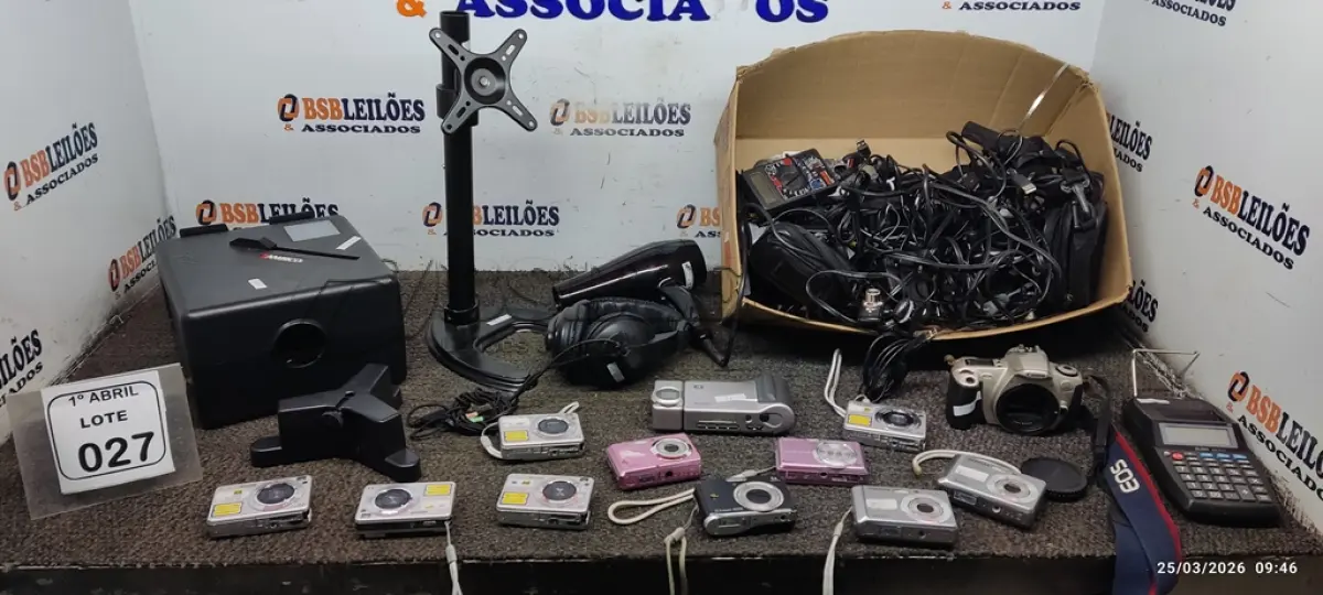LOTE 027 - 01 CAIXA COM, 01 SISTEMA DE TRANSFERÊNCIA DE VÍDEO, VÁRIAS MÁQUINAS FOTOGRÁFICAS, SUPORTES PARA MONITOR, MULTÍMETRO, CARREGADORES DE BATERIA E CABOS DIVERSOS. (NO ESTADO) ATENÇÃO! FAZER A VISITAÇÃO ANTES DE ARREMATAR, NÃO SABEMOS SE FUNCIONA, LEILÃO NÃO TEM GARANTIA E NEM DEVOLUÇÃO, SUJEITO A POSSÍVEIS AVARIAS VISÍVEIS/OCULTAS E/OU AUSÊNCIA DE COMPONENTES.