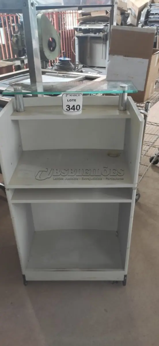 LOTE 340 - 01 BALCÃO PARA ATENDIMENTO EM MADEIRA. (NO ESTADO) ATENÇÃO! FAZER A VISITAÇÃO ANTES DE ARREMATAR, NÃO SABEMOS SE FUNCIONA, LEILÃO NÃO TEM GARANTIA E NEM DEVOLUÇÃO, SUJEITO A POSSÍVEIS AVARIAS VISÍVEIS/OCULTAS E/OU AUSÊNCIA DE COMPONENTES.