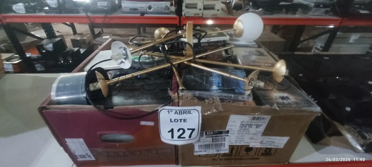 LOTE 127 - 01 GRANDE QUANTIDADE DE DVD E CD E 02 LUMINÁRIAS DE MESA. (NO ESTADO) ATENÇÃO! FAZER A VISITAÇÃO ANTES DE ARREMATAR, NÃO SABEMOS SE FUNCIONA, LEILÃO NÃO TEM GARANTIA E NEM DEVOLUÇÃO, SUJEITO A POSSÍVEIS AVARIAS VISÍVEIS/OCULTAS E/OU AUSÊNCIA DE COMPONENTES.