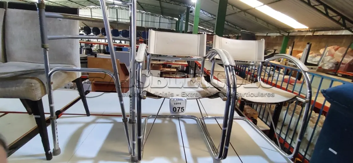 LOTE 075 - 01 AUXILIAR DE MARCHA E 02 CADEIRAS CROMADAS REVESTIDAS COM CORO BRANCO. (NO ESTADO) ATENÇÃO! FAZER A VISITAÇÃO ANTES DE ARREMATAR, NÃO SABEMOS SE FUNCIONA, LEILÃO NÃO TEM GARANTIA E NEM DEVOLUÇÃO, SUJEITO A POSSÍVEIS AVARIAS VISÍVEIS/OCULTAS E/OU AUSÊNCIA DE COMPONENTES.