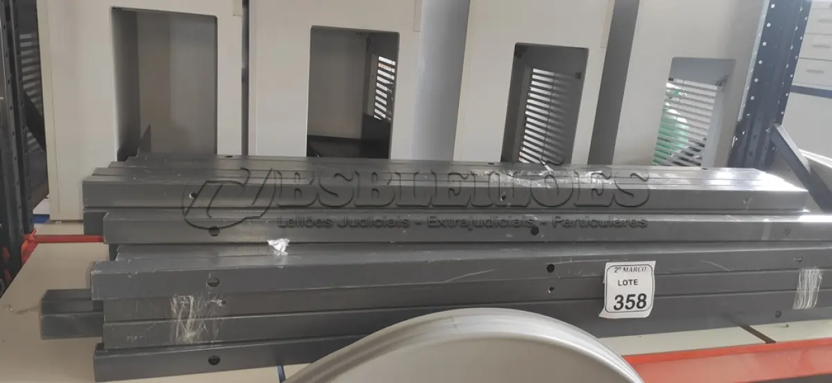 LOTE 358 - 49 PEÇAS DE TUBO DE FERRO QUADRADO DE APROXIMADAMENTE 35,5 CM. (NO ESTADO) ATENÇÃO! FAZER A VISITAÇÃO ANTES DE ARREMATAR, NÃO SABEMOS SE FUNCIONA, LEILÃO NÃO TEM GARANTIA E NEM DEVOLUÇÃO, SUJEITO A POSSÍVEIS AVARIAS VISÍVEIS/OCULTAS E/OU AUSÊNCIA DE COMPONENTES.