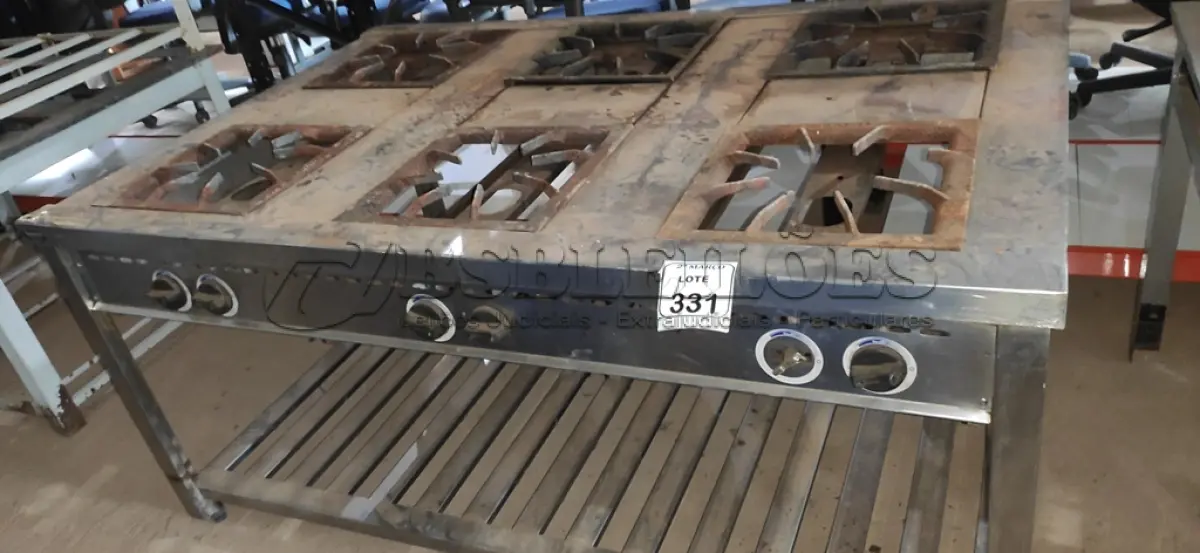 LOTE 331 - 01 FOGÃO INDUSTRIAL DE 06 BOCAS INCOMPLETO. (NO ESTADO) ATENÇÃO! FAZER A VISITAÇÃO ANTES DE ARREMATAR, NÃO SABEMOS SE FUNCIONA, LEILÃO NÃO TEM GARANTIA E NEM DEVOLUÇÃO, SUJEITO A POSSÍVEIS AVARIAS VISÍVEIS/OCULTAS E/OU AUSÊNCIA DE COMPONENTES.