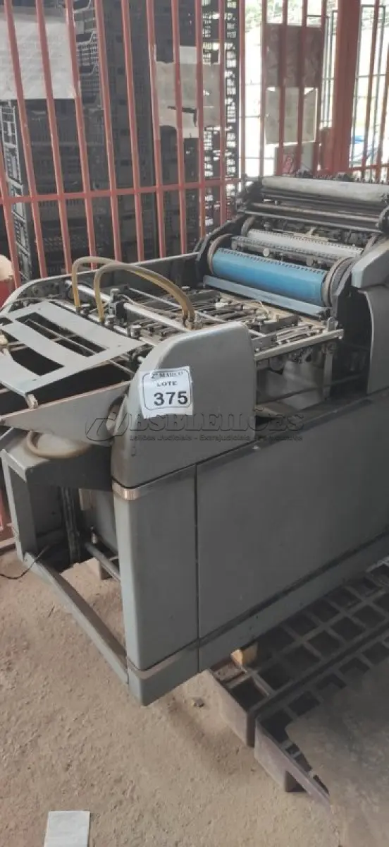 LOTE 375 - 01 MÁQUINA IMPRESSORA OFFSET MARCA MULTILITH 1250N.  (NO ESTADO) ATENÇÃO! FAZER A VISITAÇÃO ANTES DE ARREMATAR, NÃO SABEMOS SE FUNCIONA. LEILÃO NÃO TEM GARANTIA E NEM DEVOLUÇÃO, SUJEITO A POSSÍVEIS AVARIAS VISÍVEIS/OCULTAS E/OU AUSÊNCIA DE COMPONENTES.