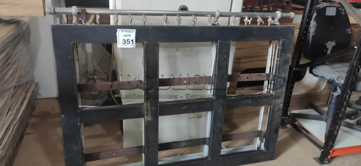 LOTE 351 - 01 FOGÃO INDUSTRIAL DE 04 BOCAS INCOMPLETO. (NO ESTADO) ATENÇÃO! FAZER A VISITAÇÃO ANTES DE ARREMATAR, NÃO SABEMOS SE FUNCIONA, LEILÃO NÃO TEM GARANTIA E NEM DEVOLUÇÃO, SUJEITO A POSSÍVEIS AVARIAS VISÍVEIS/OCULTAS E/OU AUSÊNCIA DE COMPONENTES.