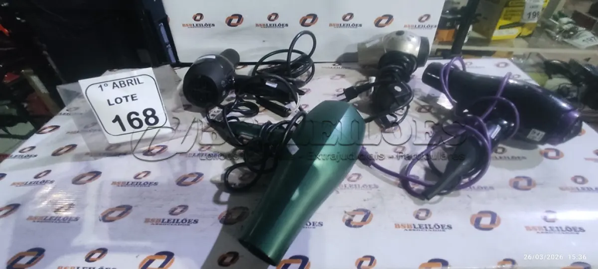 LOTE 168 - 04 SECADORES DE CABELO 220V MARCAS E MODELOS DIVERSOS. (NO ESTADO) ATENÇÃO! FAZER A VISITAÇÃO ANTES DE ARREMATAR, NÃO SABEMOS SE FUNCIONA, LEILÃO NÃO TEM GARANTIA E NEM DEVOLUÇÃO, SUJEITO A POSSÍVEIS AVARIAS VISÍVEIS/OCULTAS E/OU AUSÊNCIA DE COMPONENTES.