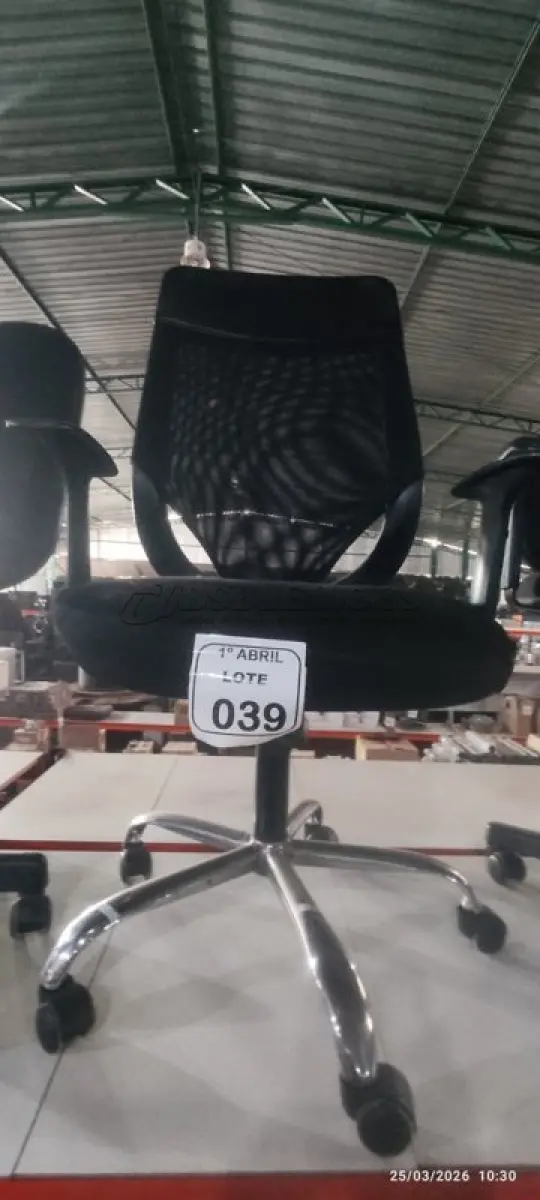 LOTE 039 - 01 CADEIRA DE ESCRITÓRIO GIRATÓRIA NA COR PRETA. (NO ESTADO) ATENÇÃO! FAZER A VISITAÇÃO ANTES DE ARREMATAR, NÃO SABEMOS SE FUNCIONA, LEILÃO NÃO TEM GARANTIA E NEM DEVOLUÇÃO, SUJEITO A POSSÍVEIS AVARIAS VISÍVEIS/OCULTAS E/OU AUSÊNCIA DE COMPONENTES.