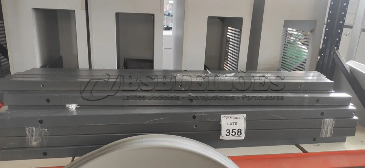 LOTE 358 - 49 PEÇAS DE TUBO DE FERRO QUADRADO DE APROXIMADAMENTE 35,5 CM. (NO ESTADO) ATENÇÃO! FAZER A VISITAÇÃO ANTES DE ARREMATAR, NÃO SABEMOS SE FUNCIONA, LEILÃO NÃO TEM GARANTIA E NEM DEVOLUÇÃO, SUJEITO A POSSÍVEIS AVARIAS VISÍVEIS/OCULTAS E/OU AUSÊNCIA DE COMPONENTES.