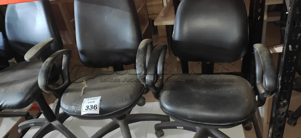 LOTE 336 - 03 CADEIRAS GIRATÓRIAS NA COR PRETA. (NO ESTADO) ATENÇÃO! FAZER A VISITAÇÃO ANTES DE ARREMATAR, NÃO SABEMOS SE FUNCIONA, LEILÃO NÃO TEM GARANTIA E NEM DEVOLUÇÃO, SUJEITO A POSSÍVEIS AVARIAS VISÍVEIS/OCULTAS E/OU AUSÊNCIA DE COMPONENTES.